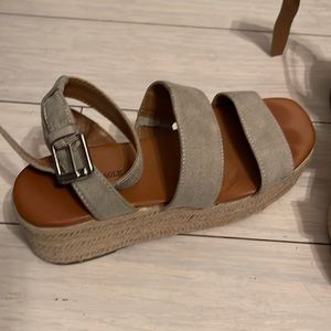 American Eagle Size 6 Sandals